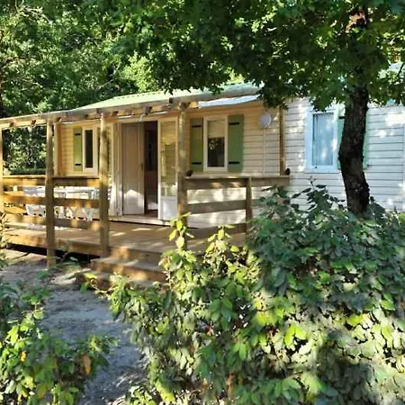 Camping Les Lacs ***** *